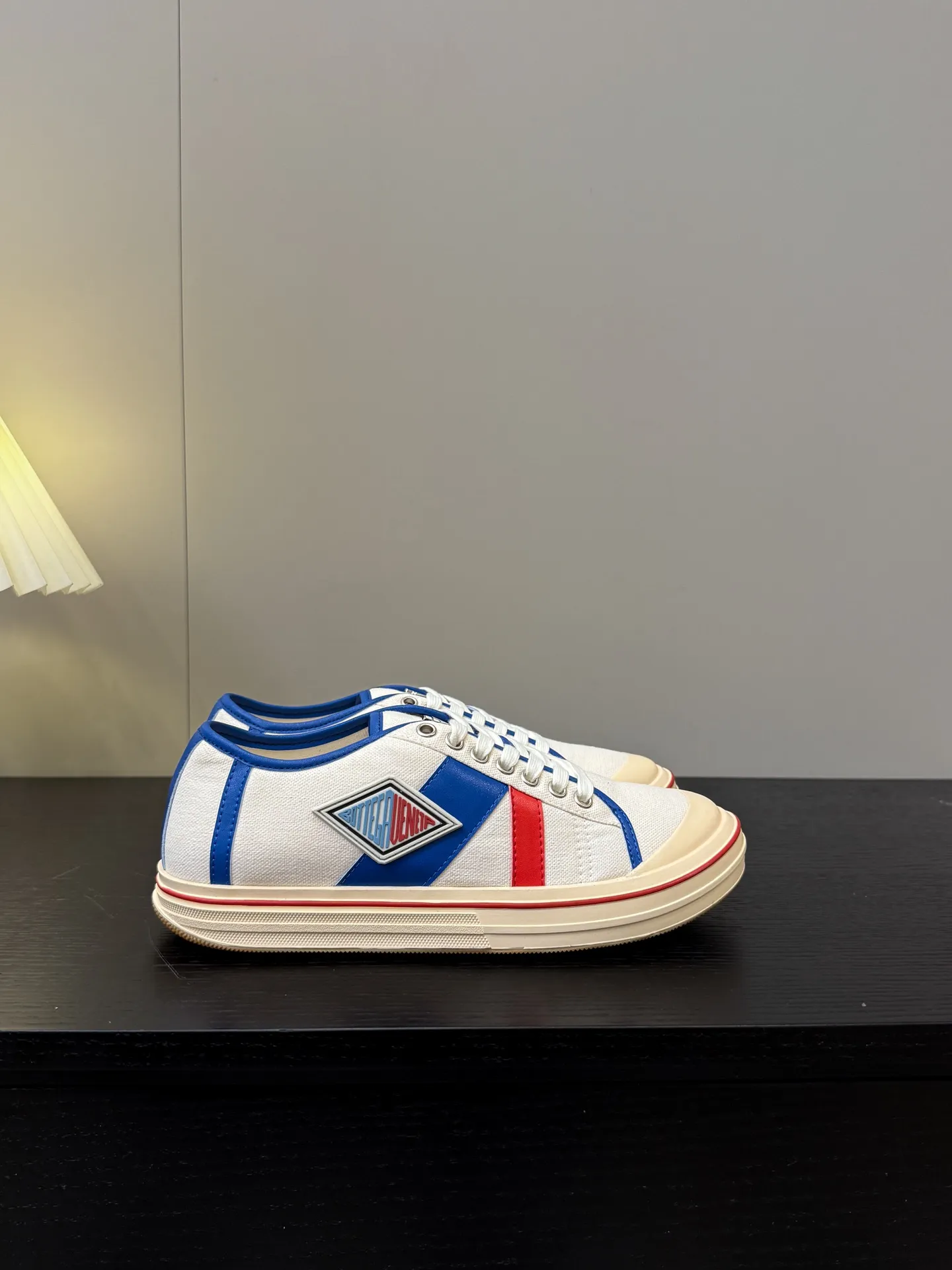 👟👟Ex-factory price 460👟👟 (Men's size +1️⃣0️⃣) BVOrbit's latest 2025 catwalk model, developed 1:1 from the original board, classic color matching elements! This is the biggest highlight of this shoe, eye-catching but not exaggerated design, super cool for daily use, super versatile whether paired with pants, sweaters or skirts, looks good no matter how you wear it, the more you look at it, the more you like it ❗️ Outsole: Original outsole color: 5 colors code number: female 35-40 male 39-44